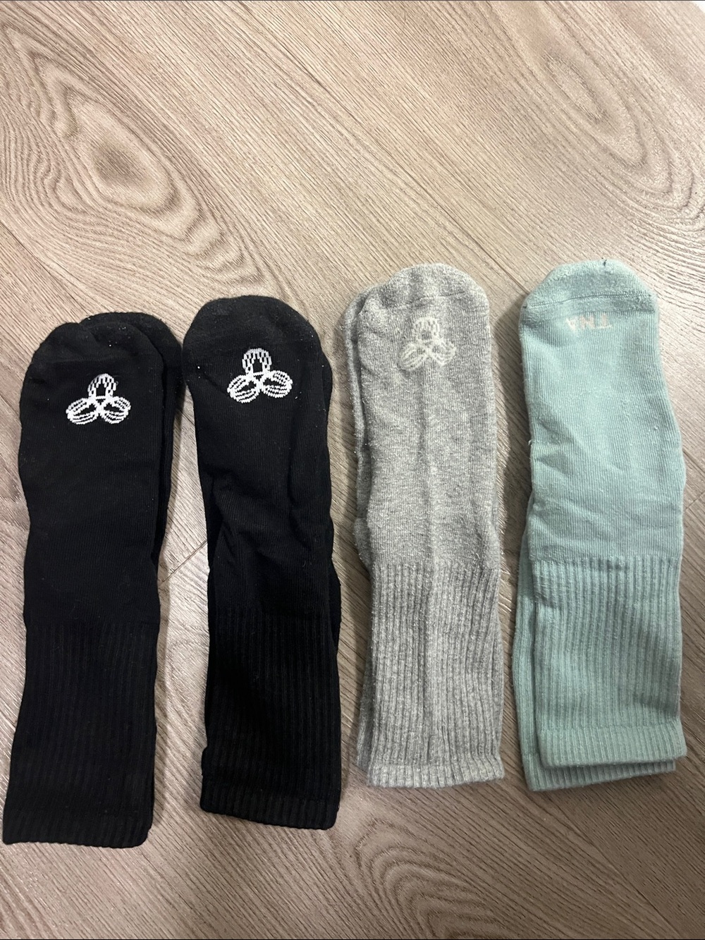Aritzia TNA Sock Pack - Black, Gray & Light Green